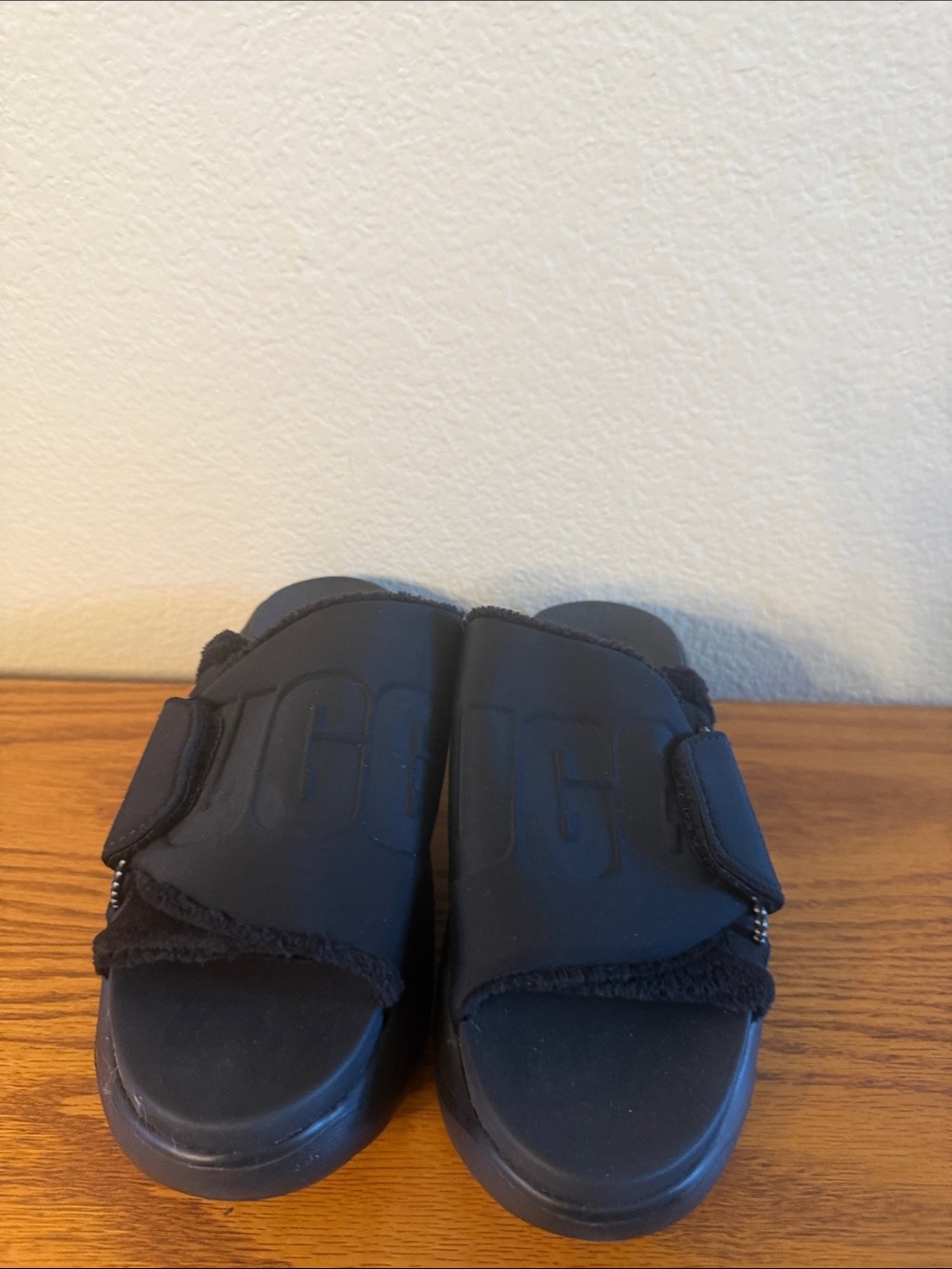 UGG LA Cloud Slides in black.